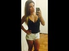 De shortinho e decotão, Jade Barbosa faz selfie no espelho