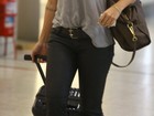 Com look discreto, Cleo Pires é fotografada em aerorporto