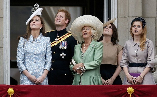 Kate, Principe Harry, Camilla e Princesas Eugenie e Beatrice na sacada do Palácio de Buckingham (Foto: Reuters)