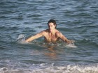 José Loreto mostra o corpo sarado em dia de praia