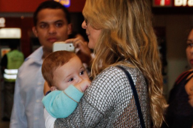 Claudia Leitte no aeroporto com filho mais novo (Foto: Marcos Ribas/Foto Rio News)