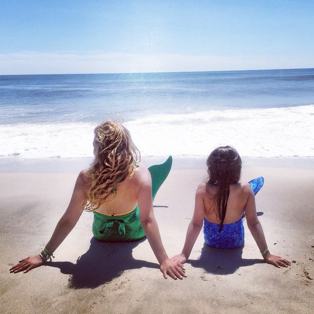 Thalia com a filha, Sabrina, em praia (Foto: Instagram/ Reprodução)