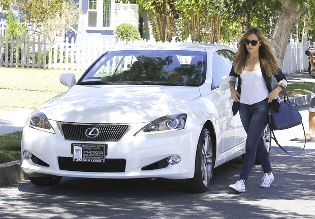 Christine Ouzonian com o Lexus IS Conversível branco (Foto: Grosby Group/Agência)