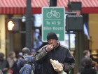 Richard Gere se veste de morador de rua em filmagem em Nova York