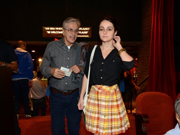 Caetano Veloso foi com a namorada, Luana Moussallem, em show na Zona Sul do Rio (Foto: Léo Marinho/ Ag. News)