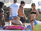 Kate Moss e Naomi Campbell curtem praia em Ibiza