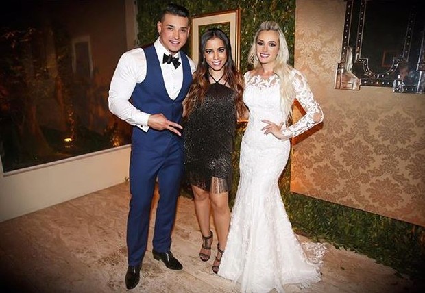 Anitta ao lado dos noivos, Juju Salimeni e Felipe Franco (Foto: Reprodução/Instagram)