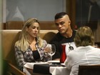 Vitor Belfort janta com a família no Rio