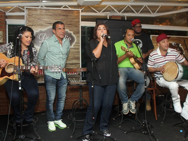 Luka, Eri Johnson e Fabiana Karla cantam em restaurante na Zona Oeste do Rio (Foto: Jorge Marcílio/ Ag. News)