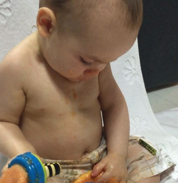 Filho Ana Hickmann comendo mamão (Foto: Reprodução / Instagram)