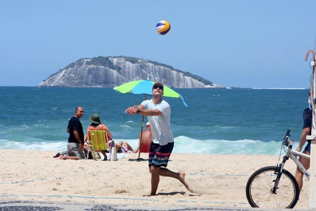 Rodrigo Hilbert na praia (Foto: Jc Pereira /AgNews)
