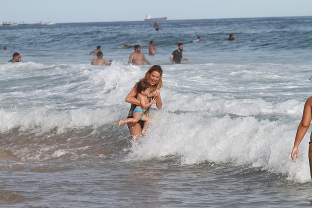 Letícia Birkheuer com o filho na praia (Foto: Wallace Barbosa / AgNews)