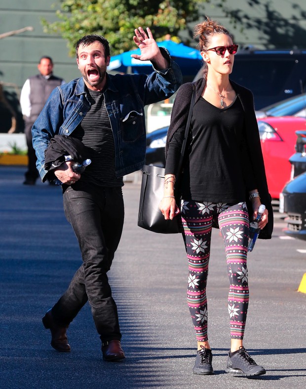 X17 - Alessandra Ambrósio com o marido, Jamie Mazur, em Los Angeles, nos Estados Unidos (Foto: X17online/ Agência)