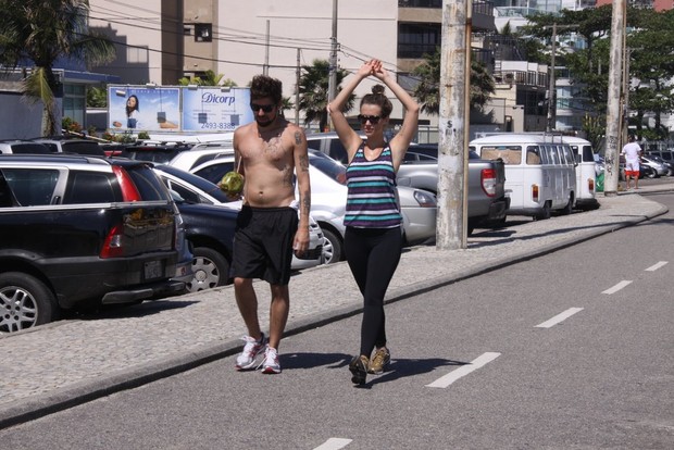 Juliana Didone e namorado caminhando (Foto: Gabriel Rangel / Agnews)