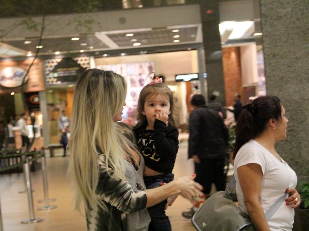 Mirella Santos passeia com a filha pelo shopping  (Foto: J.Humberto \ AgNews)