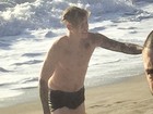 Justin Bieber mergulha só de cueca e passa por saia justa em praia