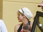 Shakira leva o filho para visitar Gerard Piqué em hotel