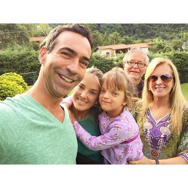 César Tralli com Ticiane Pinheiro, a filha Rafaella, Helô pinheiro e o marido (Foto: Reprodução/Instagram)