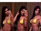 Bella Falconi faz selfies de biquíni em frente ao espelho