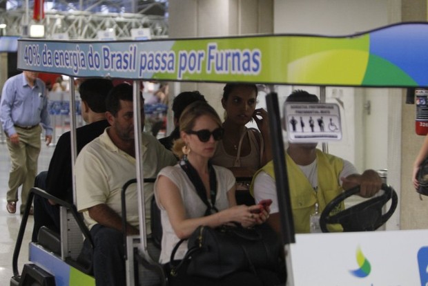 Mariana Ximenes ganha abraço de fã em aeroporto no Rio (Foto: Delson Silva/ Ag. News)