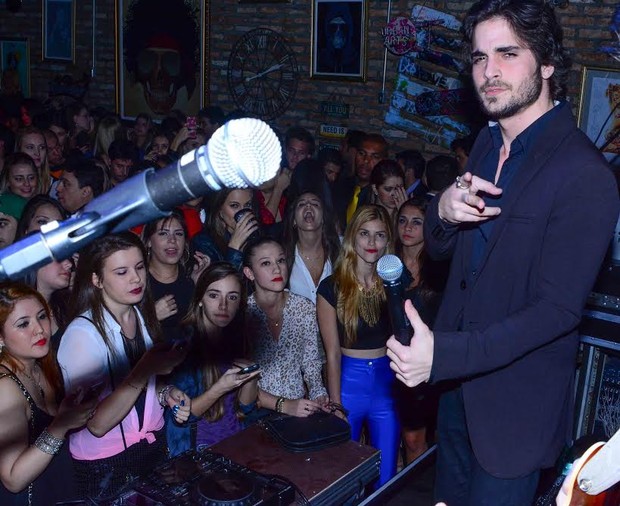 Fiuk faz show beneficente com famosos na plateia (Foto: Leo Franco/AgNews)