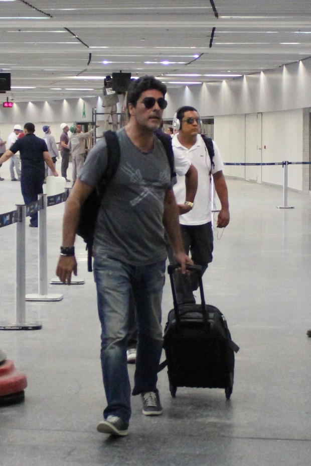 Namorado da Xuxa, Junno desembarca no aeroporto  (Foto: Fabio Moreno/Photo RioNews)