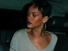 Rihanna sai sem sutiã e acaba mostrando demais 