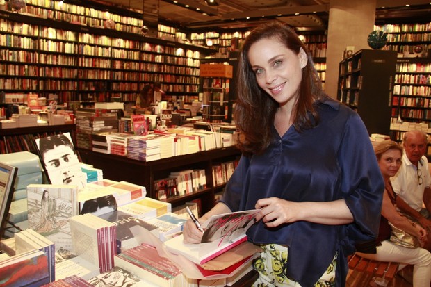 Laura Malin autografando livros em livraria do Leblon (Foto: Isac Luz/EGO)