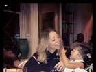 Filha dá comida na boca de Mariah Carey