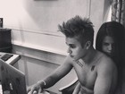 Justin Bieber posta foto sendo abraçado por Selena Gomez