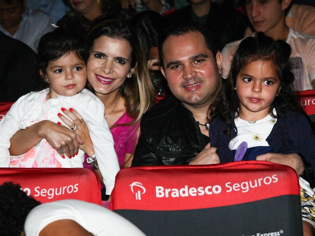 Luciano com a mulher, Flávia Fonseca, e as filhas (Foto: Manuela Scarpa/Foto Rio News)