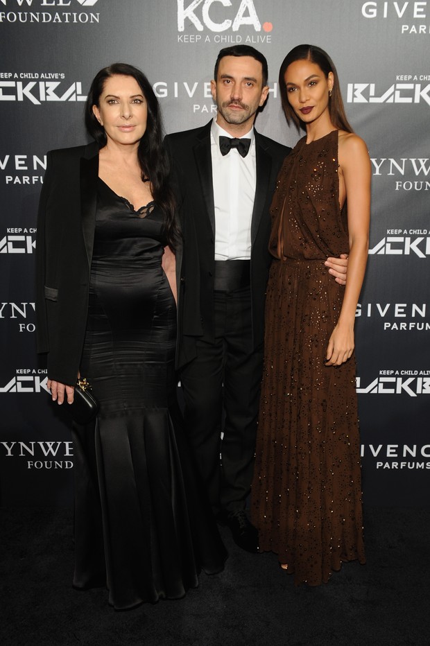 Marina Abramovic, Riccardo Tisci e Joan Smalls em evento em Nova York, nos Estados Unidos (Foto: D Dipasupil/ Getty Images/ AFP)