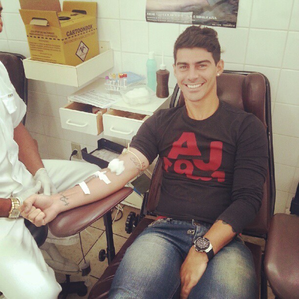 Radames Martins doando sangue (Foto: Instagram / Reprodução)