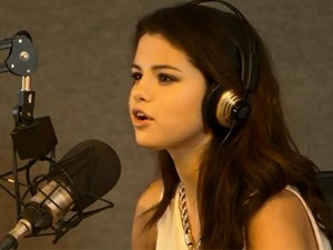 Selena Gomez dá entrevista para rádio americana (Foto: Reprodução/Youtube)