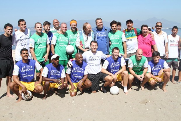 Bruno Gissoni e outros atores em partida de futebol beneficente (Foto: Anderson Borde / AgNews)