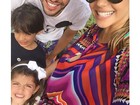 Kaká e Carol Celico posam sorridentes com os filhos