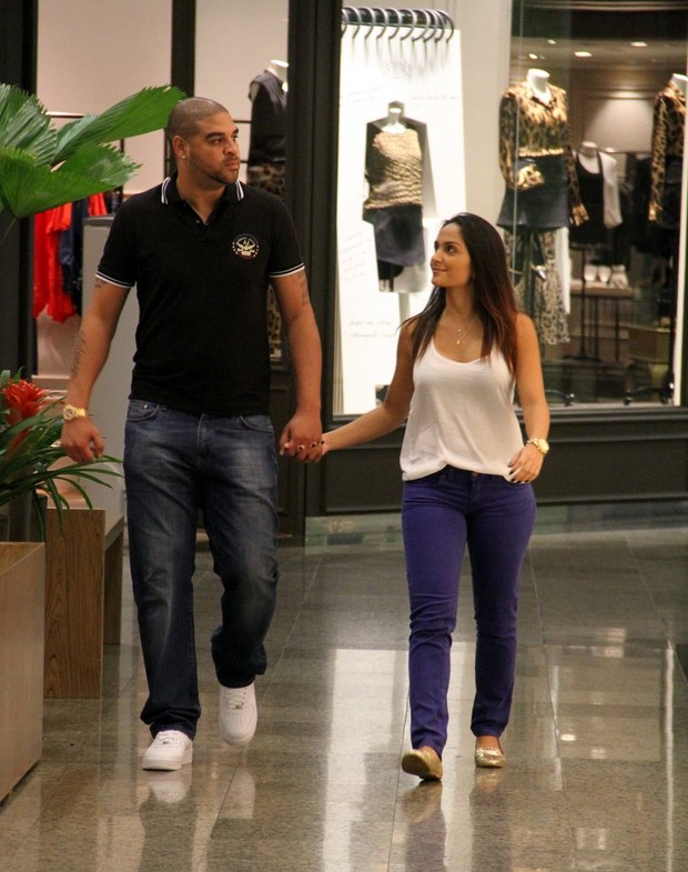 Adriano com a namorada em shopping do Rio (Foto: Marcus Pavão / AgNews)