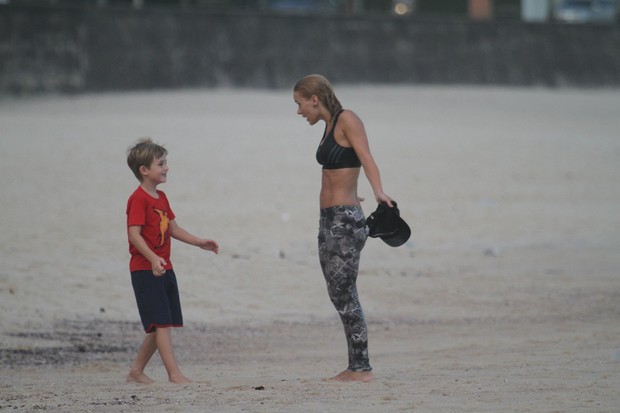 Carolina Dieckmann e o filho na praia do Pepino (Foto: Dilson Silva / AgNews)