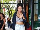 Rihanna usa pouca roupa em passeio por Nova York