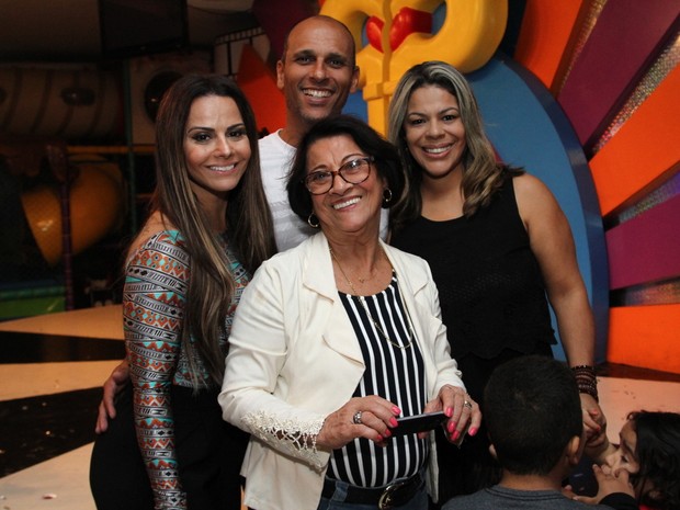 Viviane Araújo com o noivo, Radamés, a mãe, Neusa, e o irmão, Rodrigo, em festa na Zona Oeste do Rio (Foto: Anderson Borde/ Ag. News)
