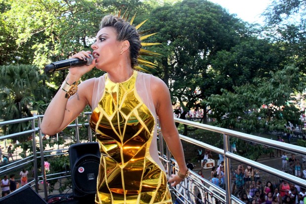 Alinne Rosa se apresenta com o Cheiro de Amor em Salvador (Foto: Fabio Martins e Gabriel Rangel / AgNews)