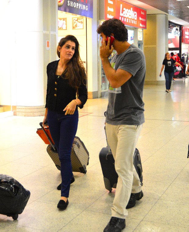 Deborah Secco e o namorado no aeroporto (Foto: William Oda / AgNews)