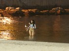Rihanna se diverte em praia do Rio