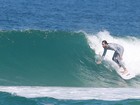Rodrigo Santoro surfa no Rio