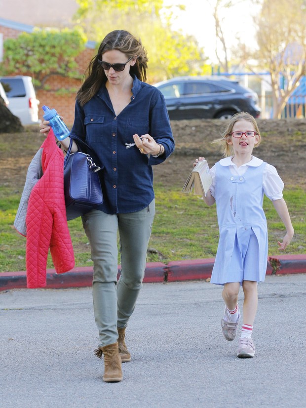Jennifer Garner com a filha Violet em Los Angeles, nos Estados Unidos (Foto: X17/ Agência)