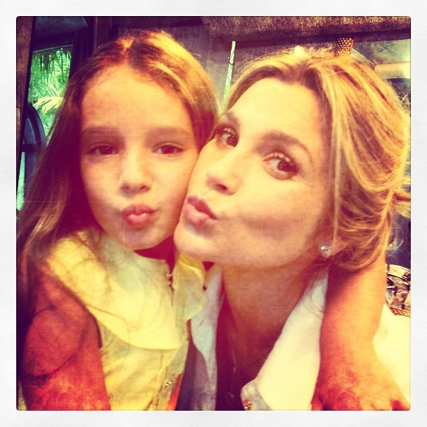 Flávia Alessandra posta foto com atriz mirim (Foto: Instagram / Reprodução)