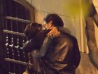 Penélope Cruz e Javier Bardem trocam beijos quentes em Madri