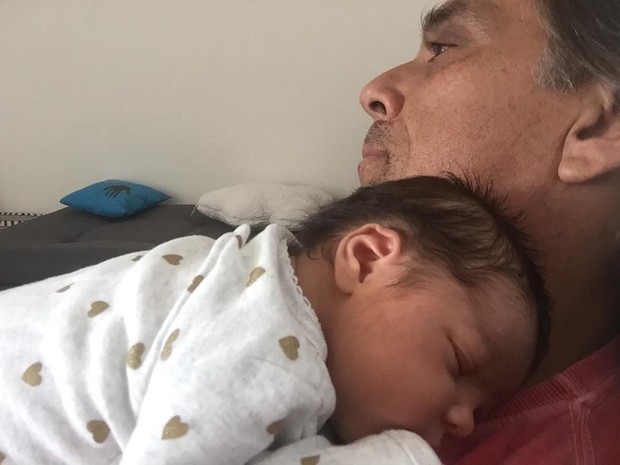 Beto Simas e a netinha Maria (Foto: Reprodução/Instagram)