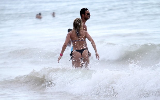 Gustavo Salyer fica com loira na praia de Ipanema, RJ (Foto: Wallace Barbosa/AgNews)