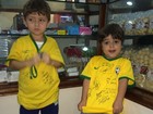 Filho de Ju Paes ganha autógrafos de jogadores da seleção brasileira